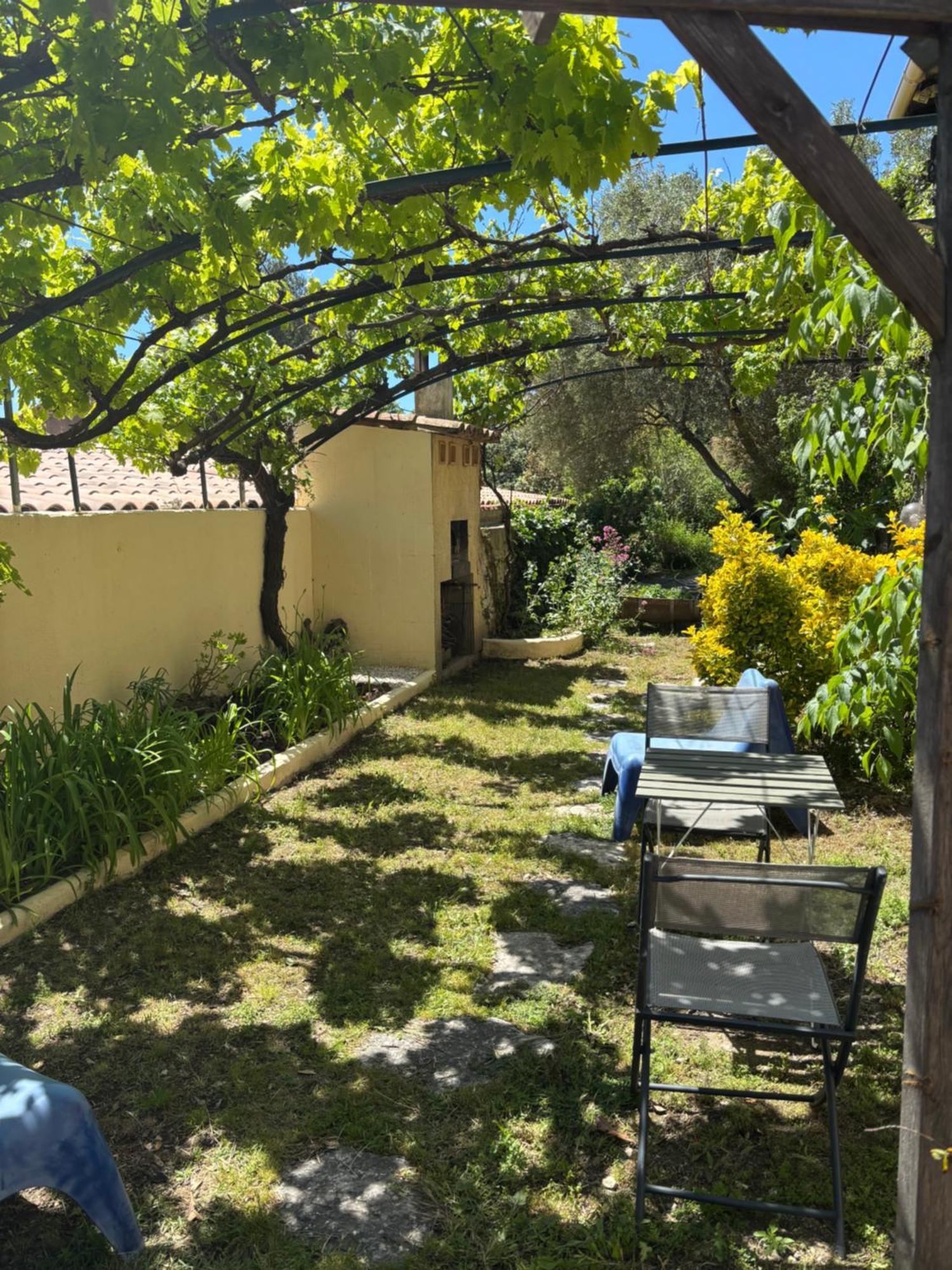 Mirabeau Evasion En Provence Bas De Villa Avec Jardin & Vignes, Soleil & Fraicheur מראה חיצוני תמונה